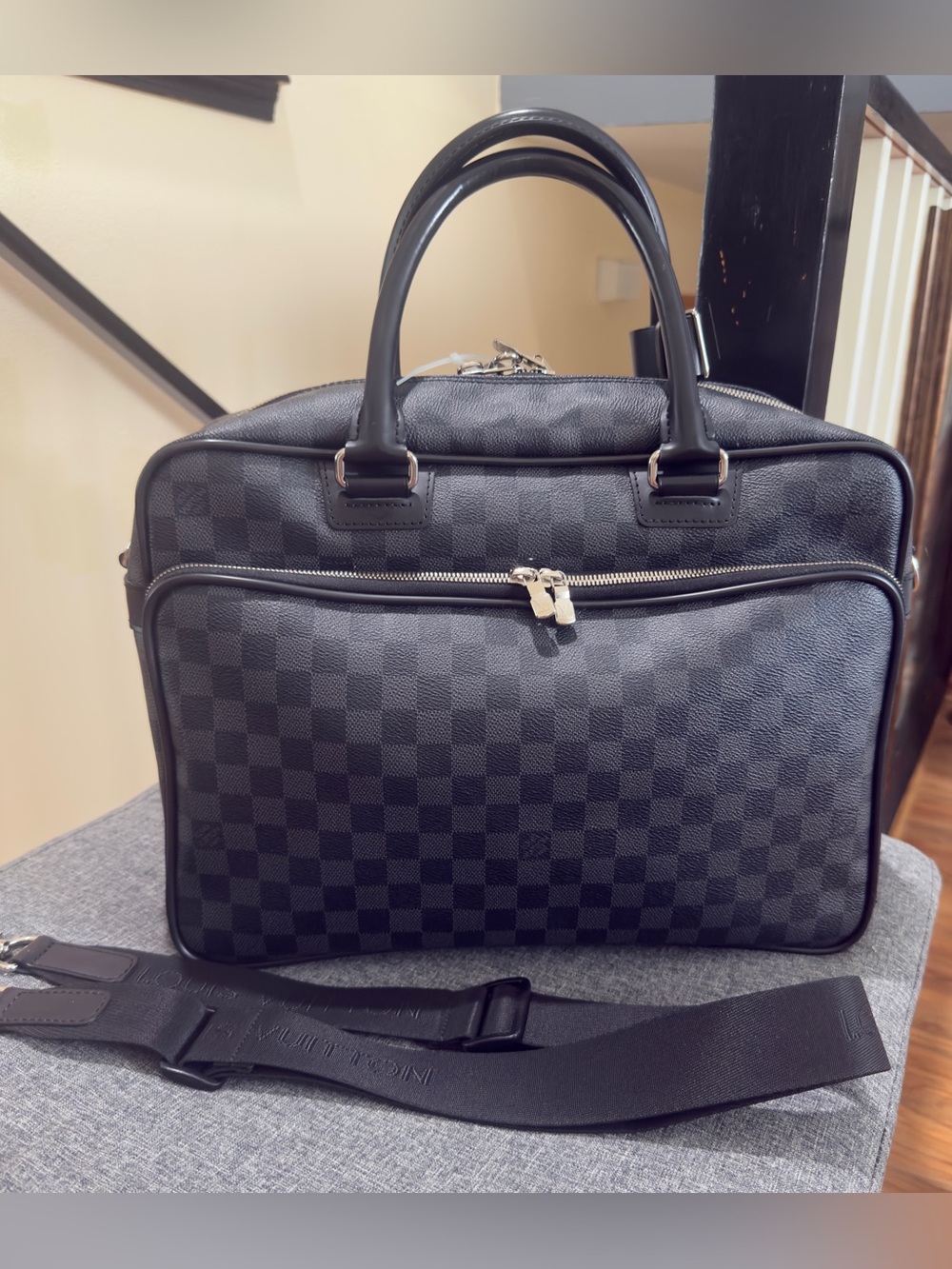 Louis Vuitton Graphite ICare - Picture 17 of 17